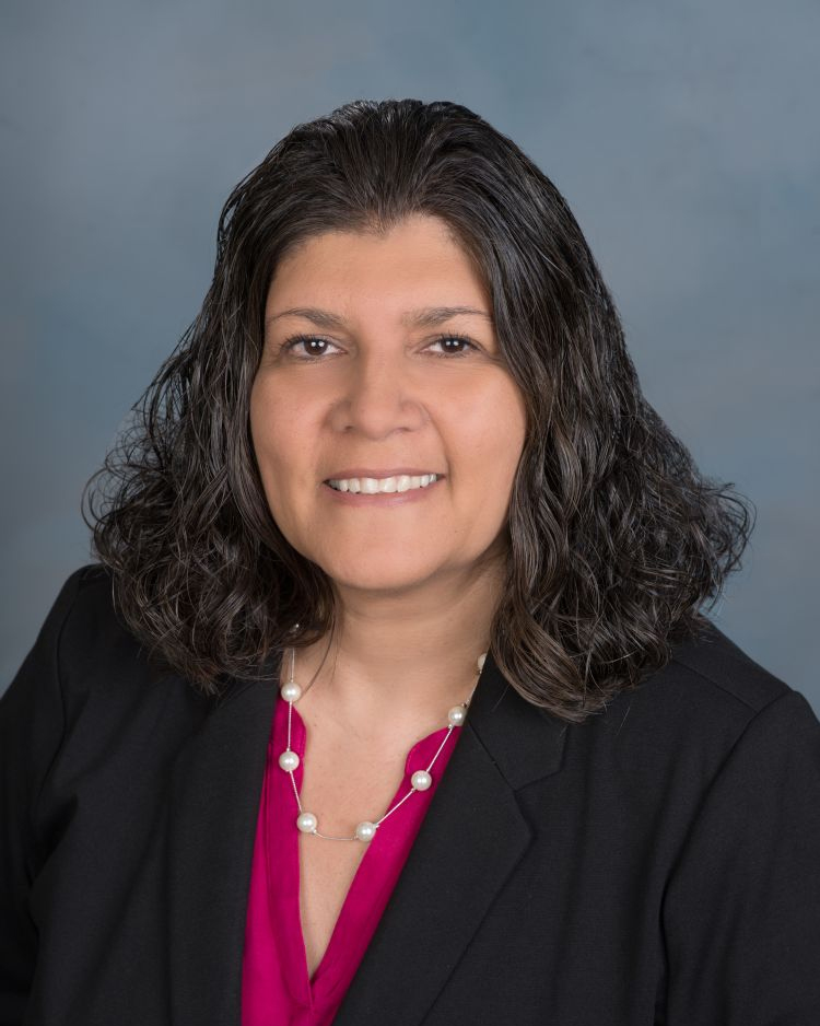 Claudia Freitas's headshot